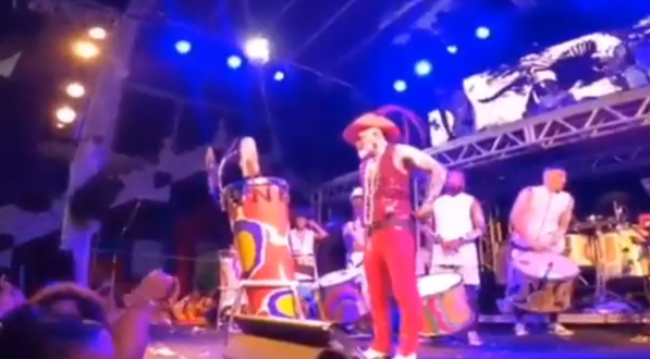 Carlinhos Brown interrompe gritos contra Bolsonaro em seu show: "sou o Brasil que deu certo"; confira vídeo