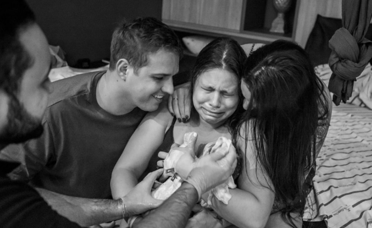 Bebê de trisal nasce no Paraná e leva sobrenome dos três pais