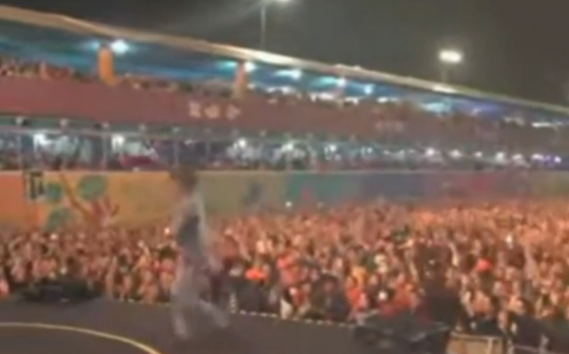 Nando Reis levanta camisa de apoio a Lula no Festival de Inverno de Garanhuns 