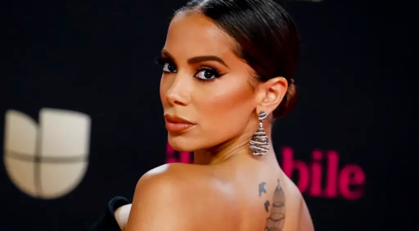 ANITTA: Pai de Santo posta foto de Anitta em cerimônia do Candoblé no Rio de Janeiro em primeira aparição após cirurgia; confira