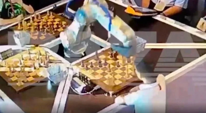 Robô jogador de xadrez perde controle e quebra dedo de criança em festival  da Rússia