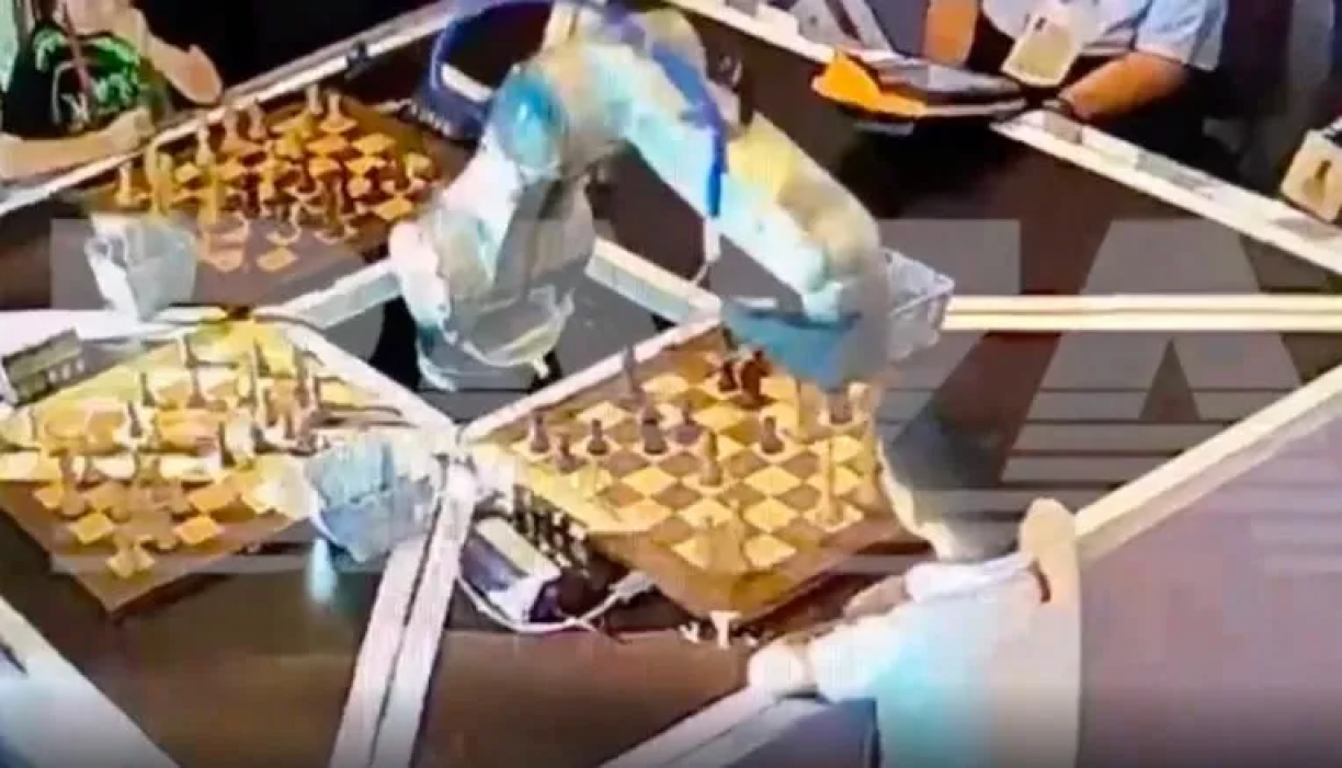 Robô jogador de xadrez perde controle e quebra dedo de criança em festival da Rússia