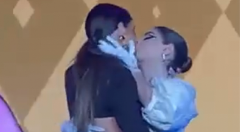 Gkay e Bianca Andrade deram um beijão no palco do MTV Miaw 
