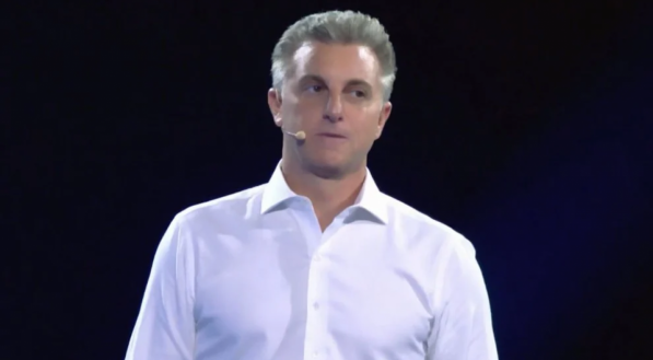 É FALSO que ONG de Luciano Huck escondia armas de fogo do tráfico no Rio de Janeiro; entenda boato