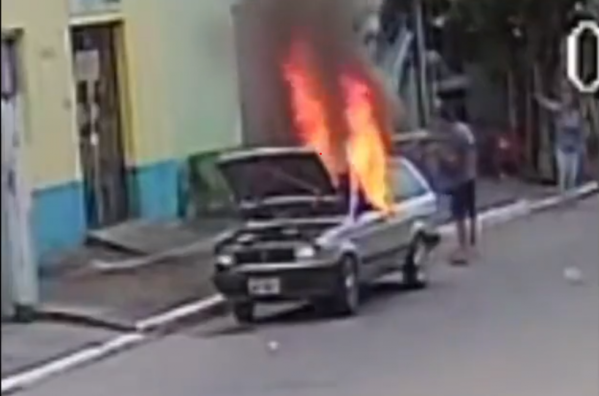 Homem morre em explosão de carro na porta de Conselho Tutelar no interior de São Paulo