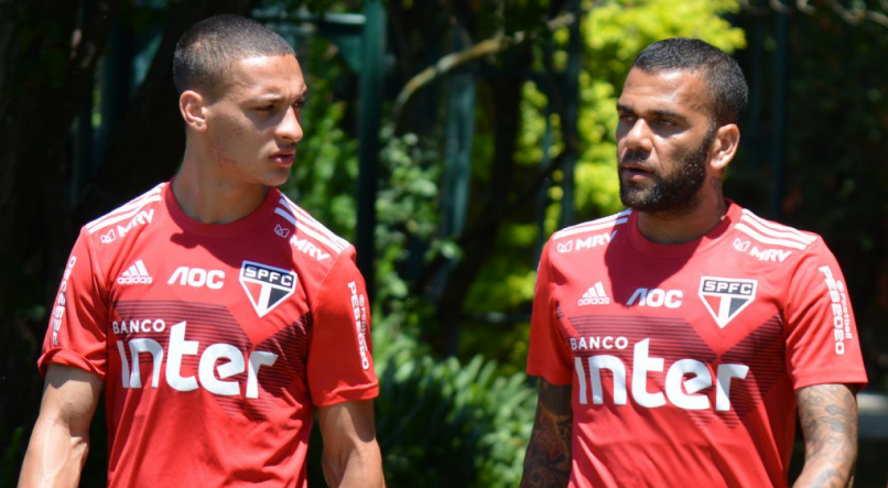 Antony e Daniel Alves juntos no São Paulo