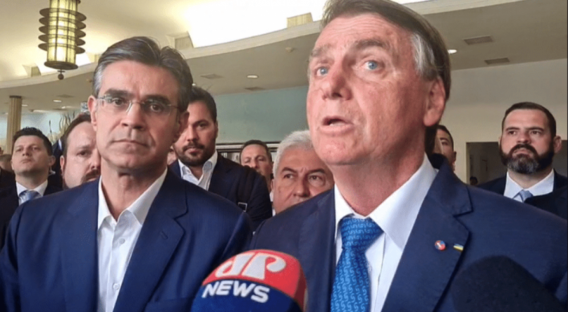 Rodrigo Garcia (PSDB) ao lado de Jair Bolsonaro (PL)