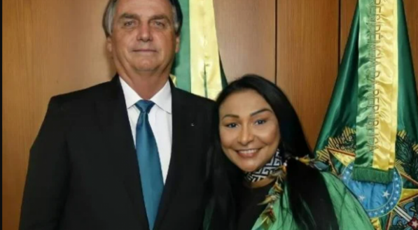 Jair Bolsonaro (PL) e deputada eleita Silvia Waiãpi (PL-AP).