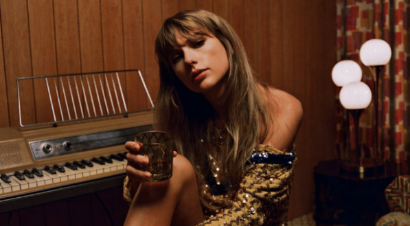 Taylor Swift em sessão de fotos para o álbum Midnights.