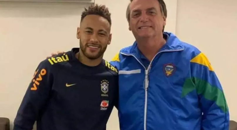 Neymar e Jair Bolsonaro posam juntos.