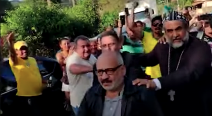 Padre Kelmon chega à casa de Roberto Jefferson para prestar solidariedade e tentar negociar revogação da prisão domiciliar
