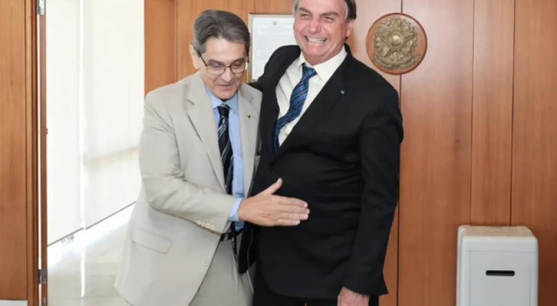 Bolsonaro tenta descolar sua imagem de Roberto Jefferson, mas fotos recentes mostram os dois juntos. Veja decis&atilde;o de policiais agredidos por Jefferson