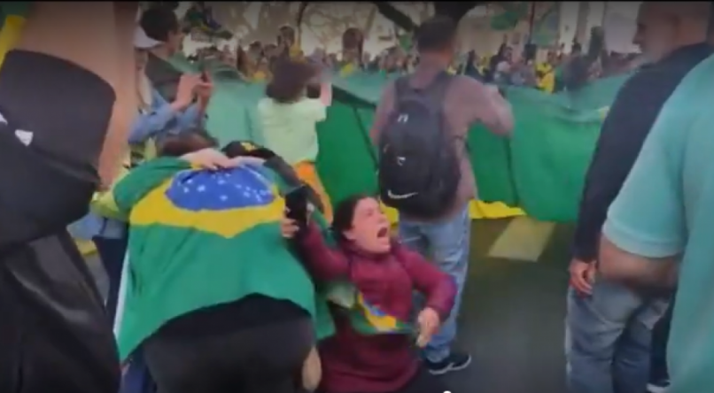Manifestantes em Porto Alegre comemoram fake news sobre Alexandre de Moraes. O n&uacute;mero de fake news relacionado com as elei&ccedil;&otilde;es ap&oacute;s o pleito &eacute; enorme, a maior parte est&aacute; vinculada com possibilidade de golpe de estado a favor de Bolsonaro ou morte de Lula