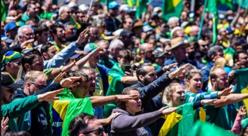 Manifestantes pró-Bolsonaro em Santa Catarina fazendo o gesto nazista durante ato contra o resultado das eleições de 2022.