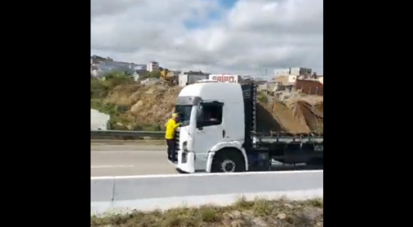 Manifestante bolsonarista agarrado em para-brisa de caminhão vira meme