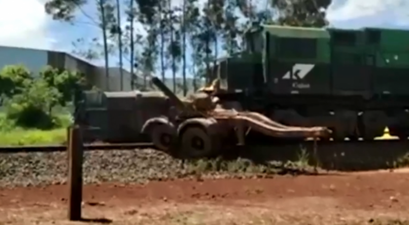 Trem atinge caminhão que emperrou em uma passagem de nível, na