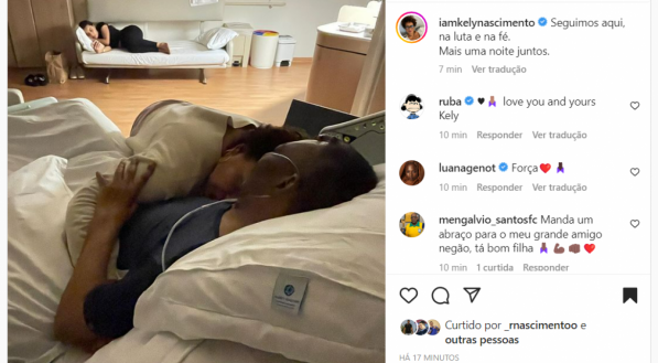 Kely Nascimento, uma das filhas de Pelé, publica foto abraçando o pai, que está deitado num leito do Hospital Albert Einstein, em São Paulo