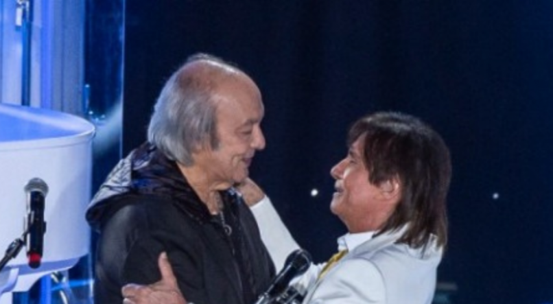 Erasmo Carlos e Roberto Carlos se abraçam durante show