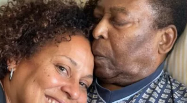 Pel&eacute; ao lado de Kely, uma de suas filhas, no hospital em que estava internado.