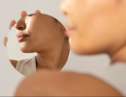 Passar Babosa no rosto ajuda a tirar manchas e rejuvenescer a pele
