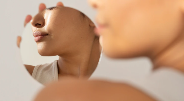 Passar Babosa no rosto ajuda a tirar manchas e rejuvenescer a pele