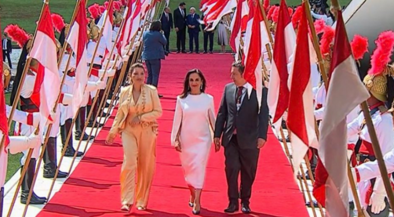 Janja e Lu Alckmin subindo a rampa do Congresso Nacional quebrando um protocolo da cerimônia de posse.