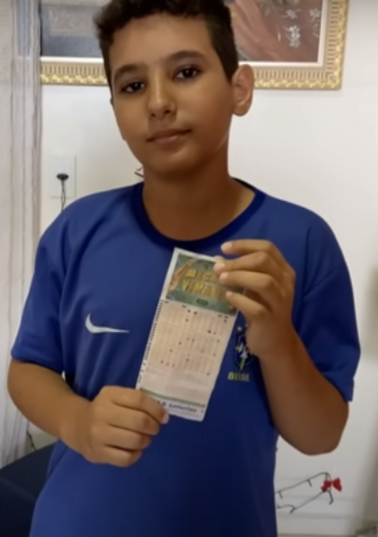 Menino acerta os 6 números da Mega da Virada, mas mãe não fez o jogo