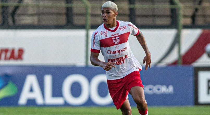 David Braw correndo com a bola no gramado