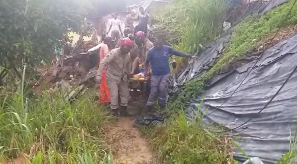 Resgate do Corpo de Bombeiros após deslizamento de barreira em Olinda