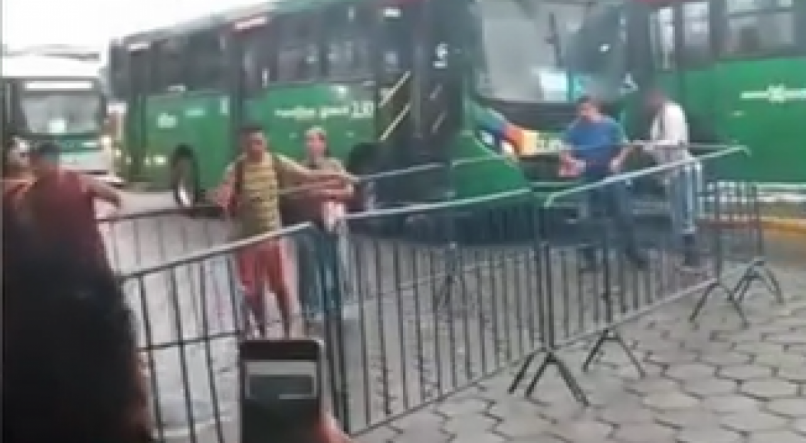 Passageiros bloquearam passagem de ônibus no TI Camaragibe