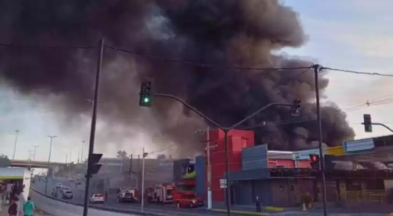 Incêndio em loja de BH tira moradores de suas casa e interdita duas faixas da avenida Presidente Antônio Carlos