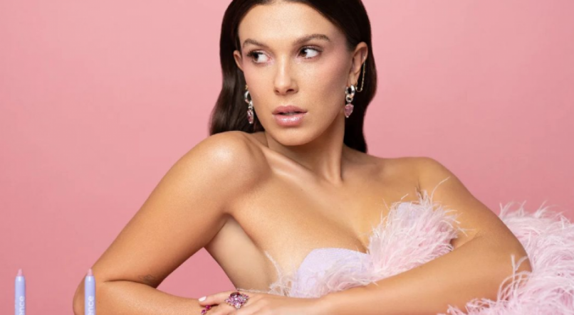 A atriz Millie Bobby Brown anunciou noivado nesta terça-feira (11)