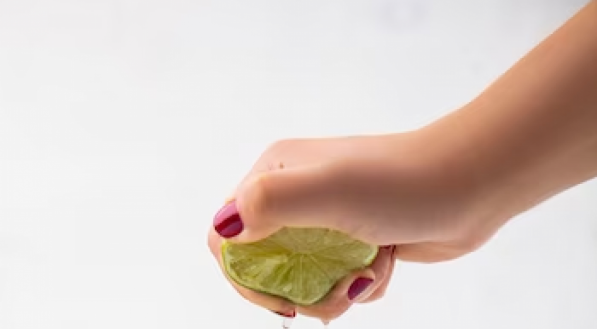 Um estudo publicado no Journal of Agricultural and Food Chemistry, demonstra que os antioxidantes do limão podem combater os prejuízos dos radicais livres à pele, retardando o surgimento de rugas.