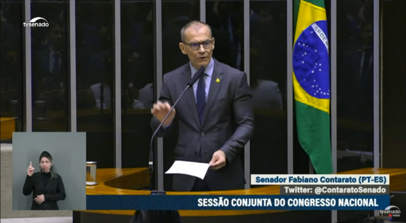 Fabiano Contarato (PT), deputado autor do PL da enfermagem, em plenário no Senado após aprovação do PL da enfermagem.