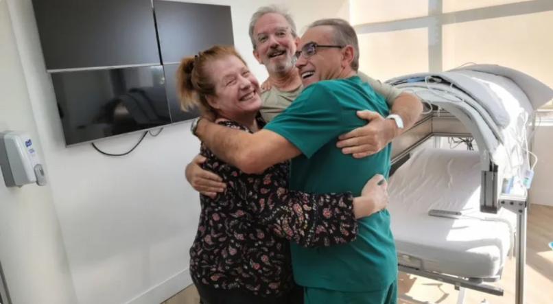 Paciente Scott Miller e sua esposa abraçam o médico Marc Abreu 