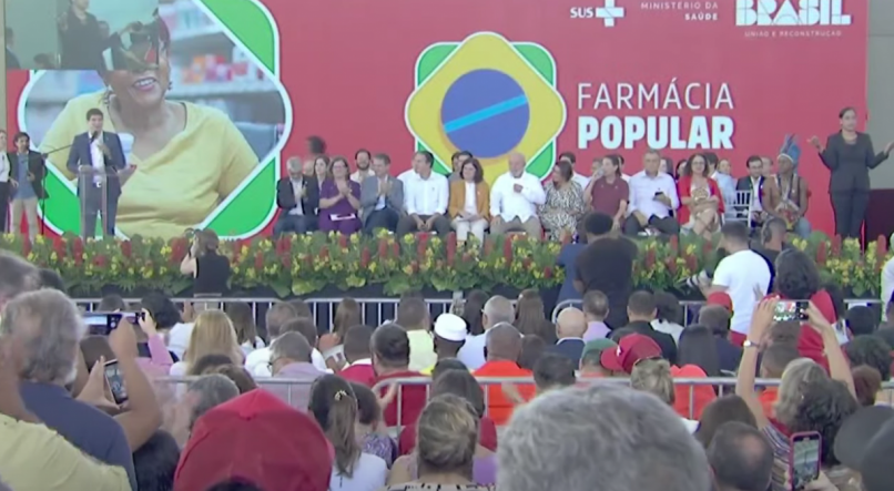 Neste momento, o presidente Lula (PT) relança o programa Farmácia Popular, em Recife