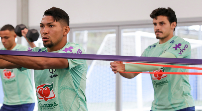 Rony (E) e Raphael Veiga (D), atletas do Palmeiras, em treino na Seleção Brasileira