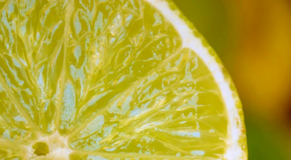 As propriedades diuréticas do limão favorecem a eliminação de impurezas e toxinas através da urina, prevenindo problemas como retenção de líquido.