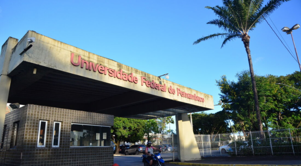 Imagem: fachada da reitoria da UFPE.
