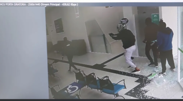 ASSALTO A BANCO NA GRANDE FLORIANÓPOLIS: bandidos fizeram reféns e trocaram tiros com a polícia; um dos suspeitos foi morto 
