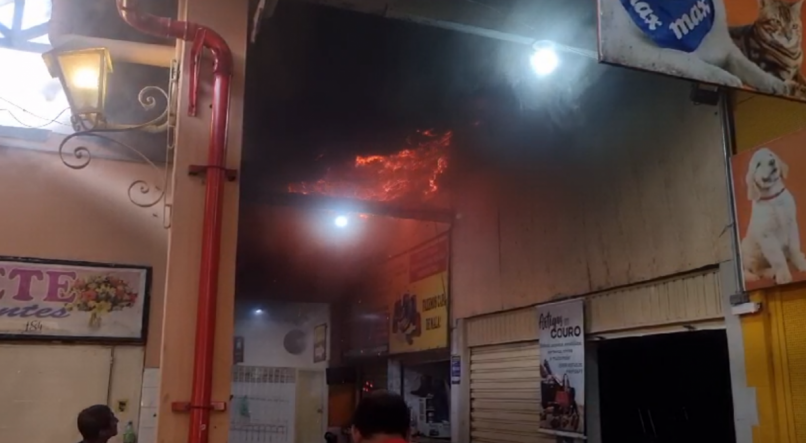 Incêndio atinge o Mercado da Encruzilhada, no Recife