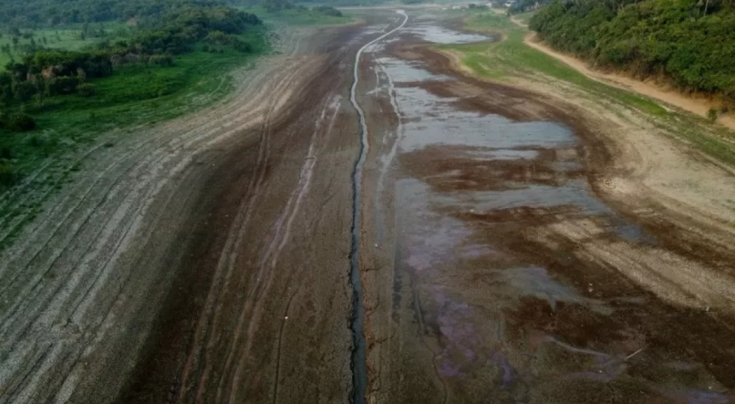 Vista aérea mostra seca no rio Puraquequara, nas proximidades de Manaus