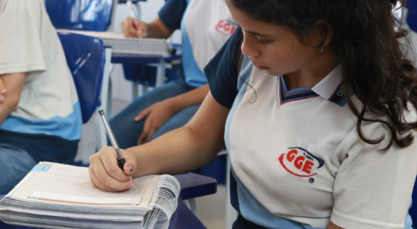 Candidatos do Enem produzem redação neste domingo (5)
