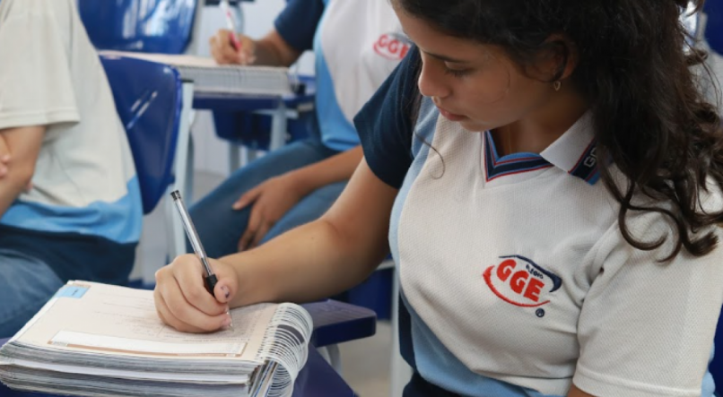 Candidata do Enem 2023 durante o primeiro dia de provas