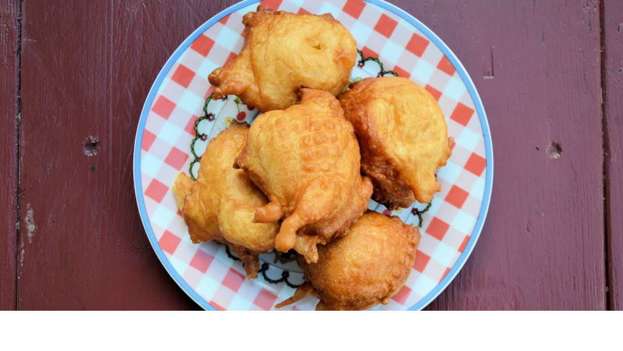 Confira a receita completa de bolinho de chuva simples.