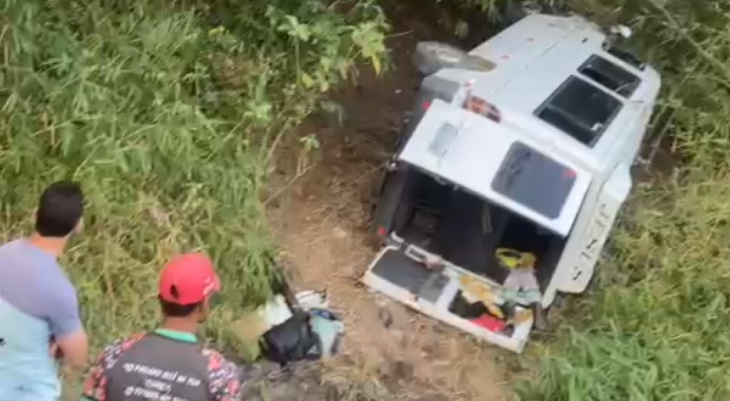 Capotamento de van com agricultores deixa 22 feridos e 3 mortos no Agreste de Pernambuco