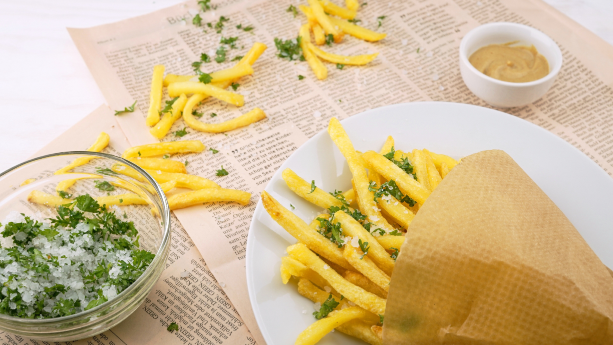 Veja 4 truques para fazer batatas fritas muito mais crocantes na