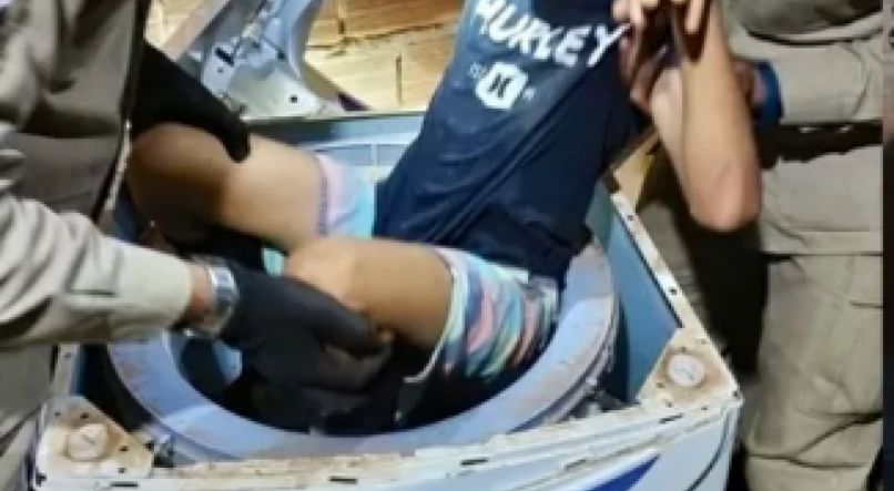 Criança é resgatada após ficar presa em máquina de lavar