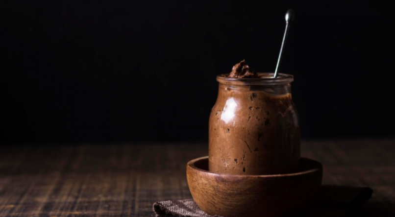 Veja como é fácil fazer mousse de chocolate vegano em apenas 15 minutos.