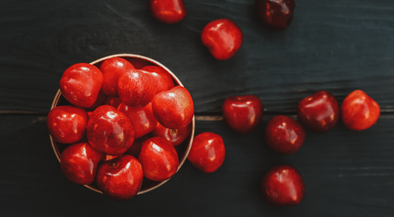 O suco de acerola com leite é uma delícia e extremamente fácil de fazer.